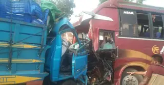 দিনাজপুরে ট্রাক ও যাত্রীবাহী বাসের সংঘর্ষে নিহত ১